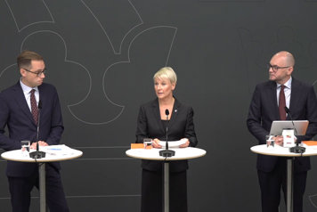 Utredaren Mikael Westberg, äldre- och socialförsäkringsminister Anna Tenje och arbetsmarknadsminister Johan Britz står vid var sin talarstol.