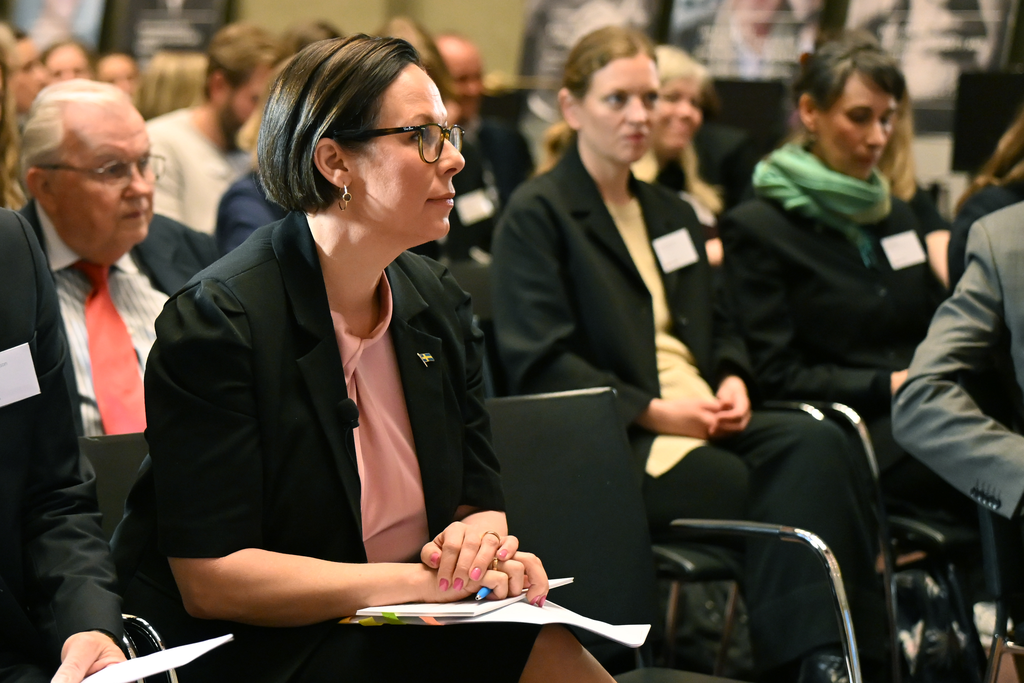 Utrikesminister Maria Malmer Stenergard sitter ner och lyssnar.