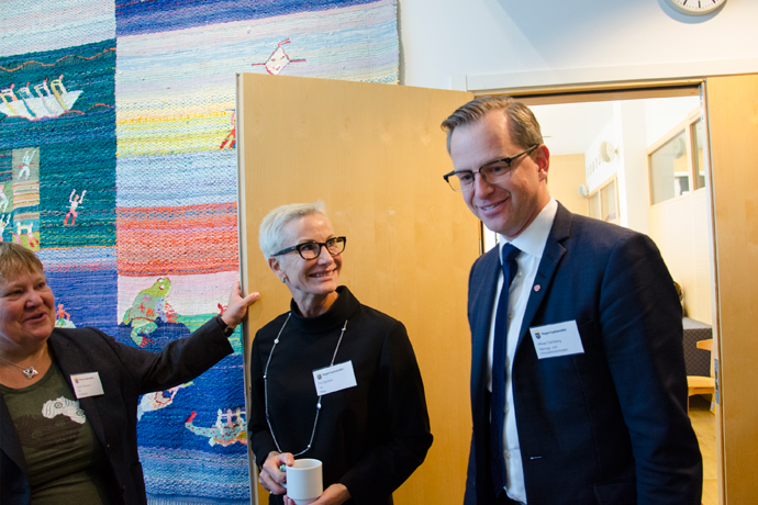 Ingrid Petersson, vd för Formas, Pia Sandvik, vd för Rise och Mikael Damberg står framför en dörr