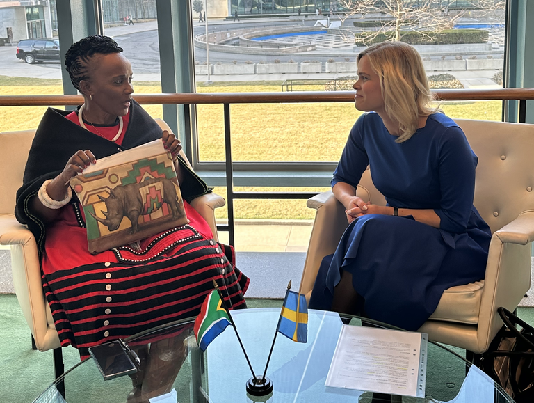 Bilden visar ett samtal med Sindisiwe Chikunga, minister med ansvar för kvinnor, ungdomar och personer med funktionsnedsättningar i Sydafrika och jämställdhets- och arbetslivsminister Paulina Brandberg