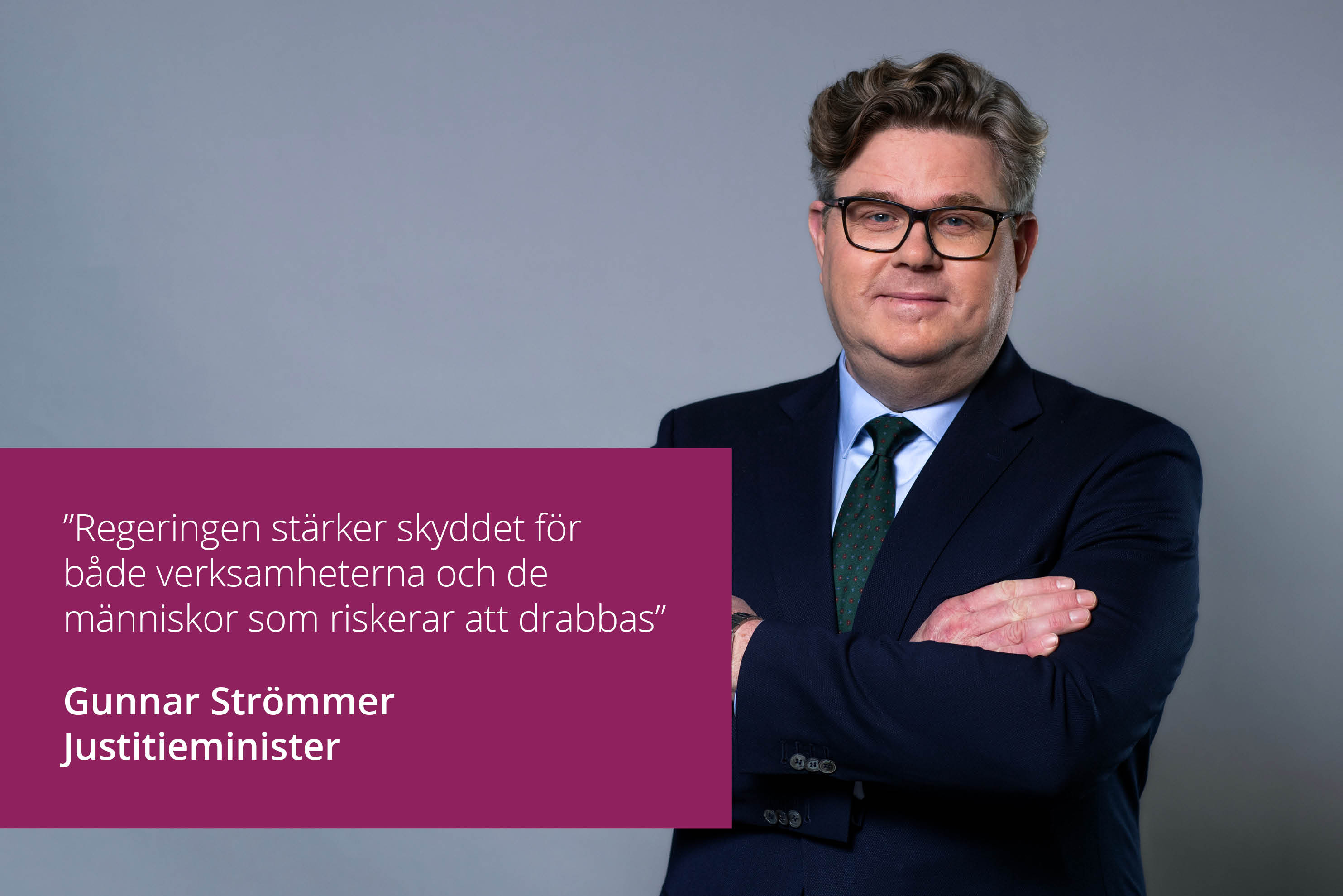 Pressbild på Gunnar Strömmer med del av citatet: "Regeringen stärker skyddet för både verksamheterna och de människor som riskerar att drabbas.".