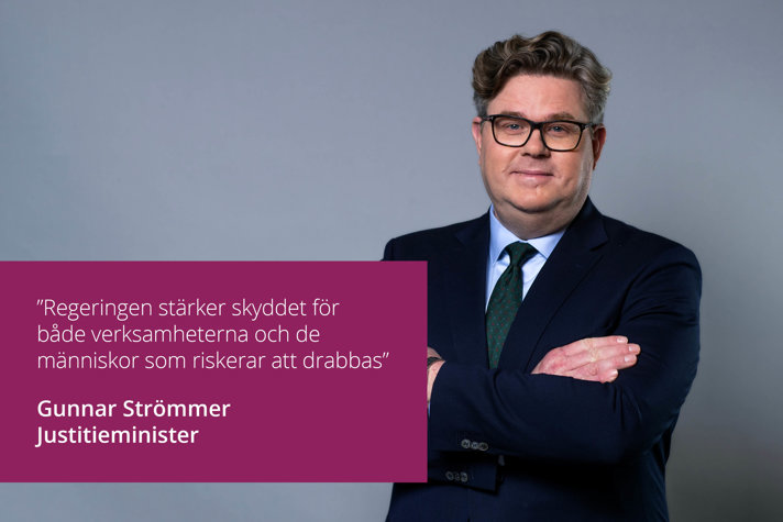 Pressbild på Gunnar Strömmer med del av citatet: "Regeringen stärker skyddet för både verksamheterna och de människor som riskerar att drabbas.".