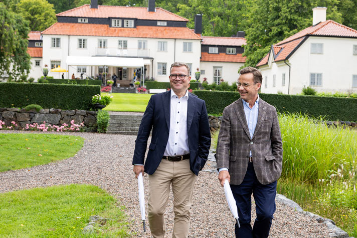 Statsminister Ulf Kristersson och Finlands statsminister Petteri Orpo på promenad i trädgården utanför huvudbyggnaden på Harpsund