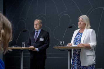 Den särskilde utredaren Stefan Holgersson och socialtjänstminister Camilla Waltersson Grönvall står vid var sin talarpulpet.