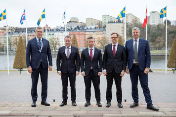 Från vänster i bild står Bjarni Benediktsson, Island, Bjørn Arild Gram, Norge, Pål Jonson, Janne Kuusela, Defence Policy Director Finland och Kasper Høeg-Jensen, Defense Housing Manager Danmark.