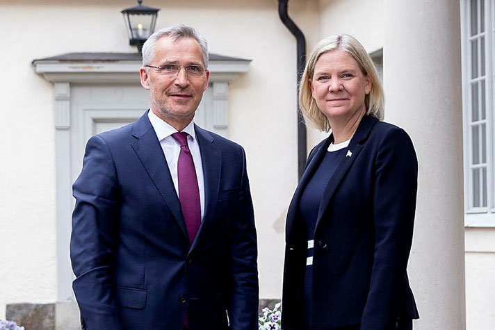 Jens Stoltenber och Magdalena Andersson framför entrén på Harpsund