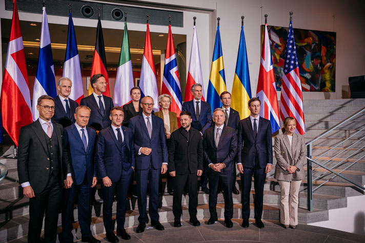 Måndagen den 15 december samlades flera europeiska ledare, däribland Sveriges statsminister Ulf Kristersson, till ett toppmöte i Berlin med fokus på fredssamtalen om Ukraina. Här tillsammans med Ukrainas president Volodymyr Zelenskyj.