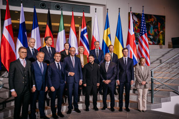 Måndagen den 15 december samlades flera europeiska ledare, däribland Sveriges statsminister Ulf Kristersson, till ett toppmöte i Berlin med fokus på fredssamtalen om Ukraina. Här tillsammans med Ukrainas president Volodymyr Zelenskyj.