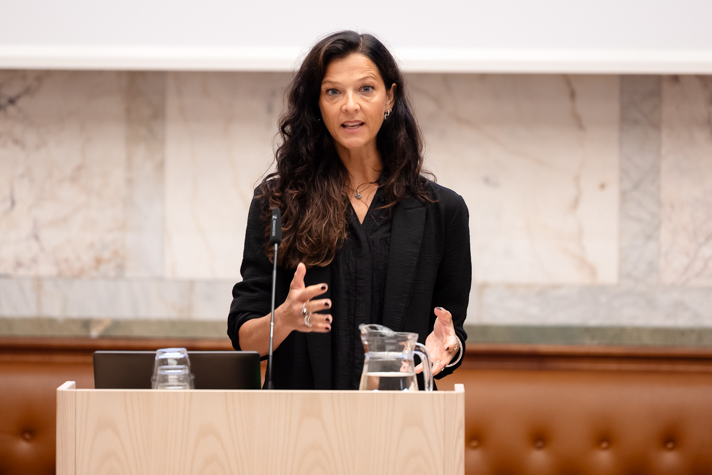 Närbild på Hannah som talar till publiken.