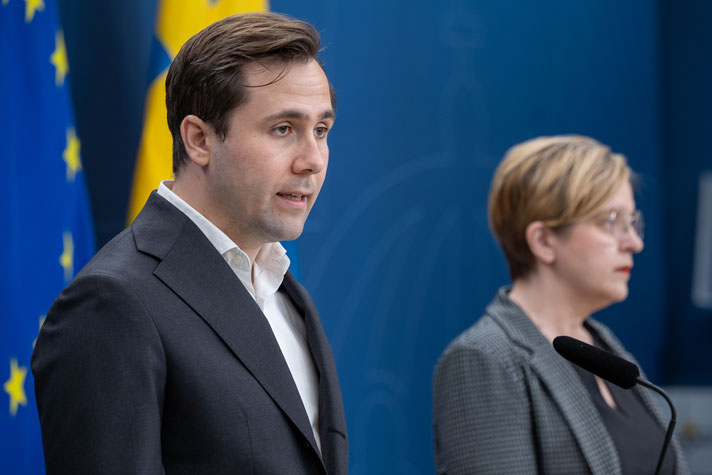 De medverkande står vid var sin talarpulpet