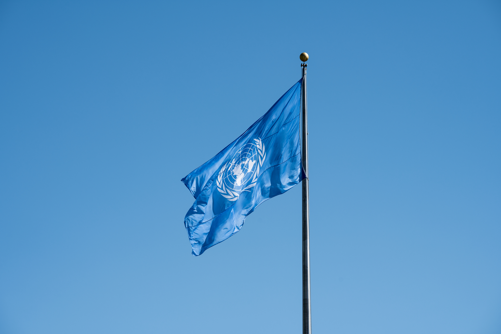 FN-flagga mot himmel 