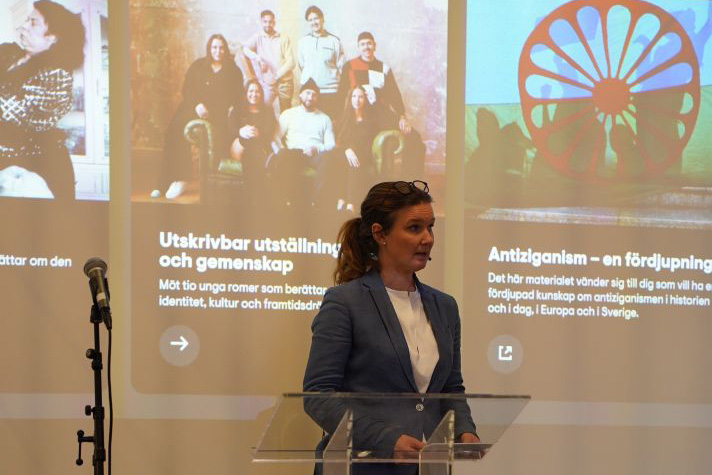 Karin Svanborg-Sjövall talar på scenen vid invigningen.