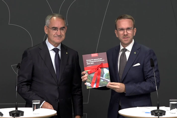 Trafikverkets generaldirektör Roberto Maiorana överlämnar betänkandet till infrastruktur- och bostadsminister Andreas Carlson.