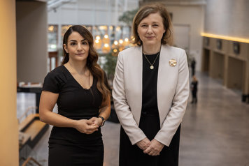 Kulturminister Parisa Liljestrand och Europeiska kommissionens vice ordförande Věra Jourová står bredvid varandra..