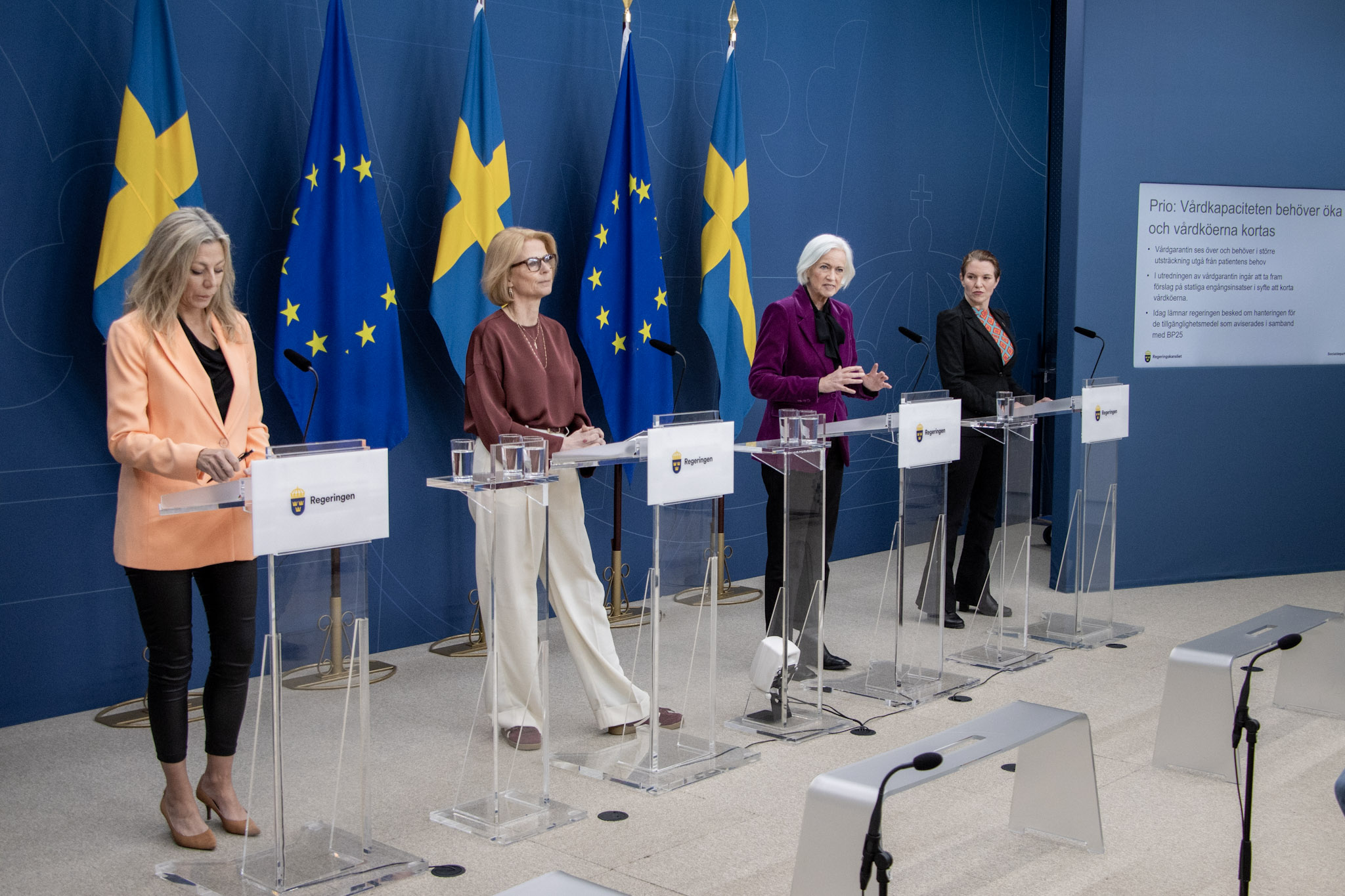 Pressträff på Rosenbad med fyra personer.