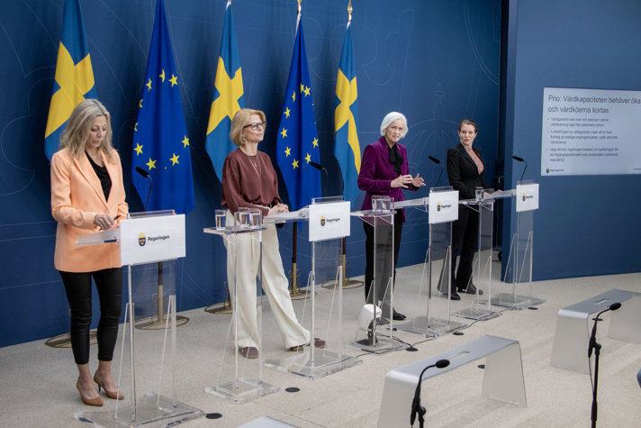 Pressträff på Rosenbad med fyra personer.