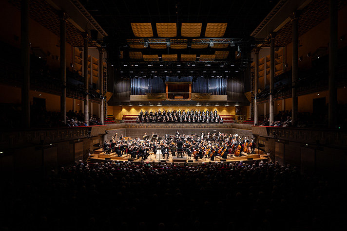 Kungliga Filharmonikerna, Eric Ericsons Kammarkör samt sångsolisterna Agneta Eichenholz och Kjetil Støa samlade på scenen.