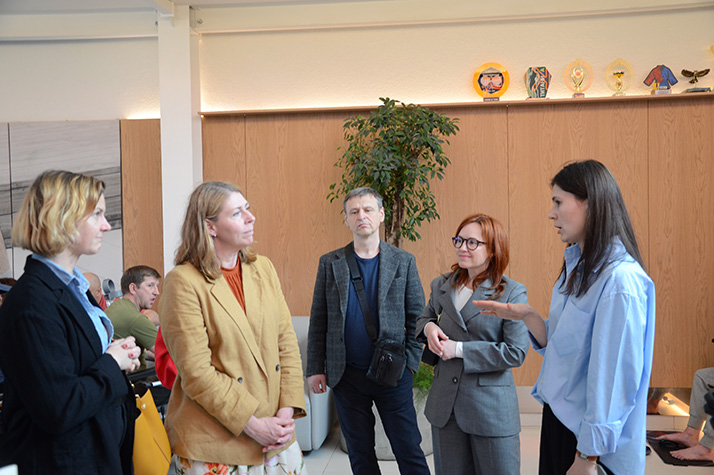 Jämställdhetsminister Nina Larsson och Sjukvårdsminister Elisabet Lann under sitt besök på Superhumans center. De står till vänster i bild och tittar mot tre personer.