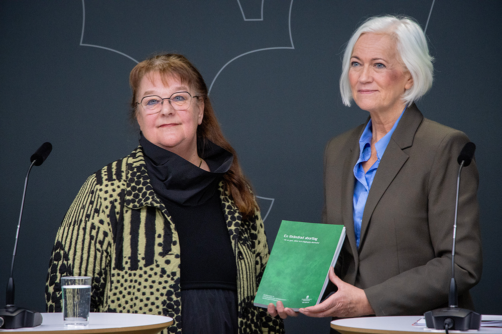 Acko Ankarberg Johansson och Inga-Maj Andersson på pressträff.
