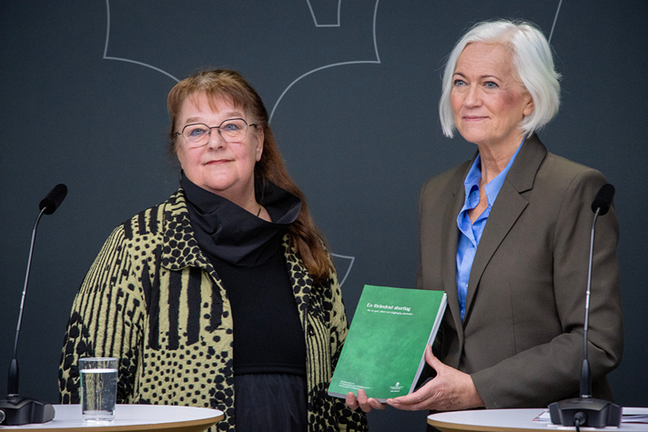 Acko Ankarberg Johansson och Inga-Maj Andersson på pressträff.
