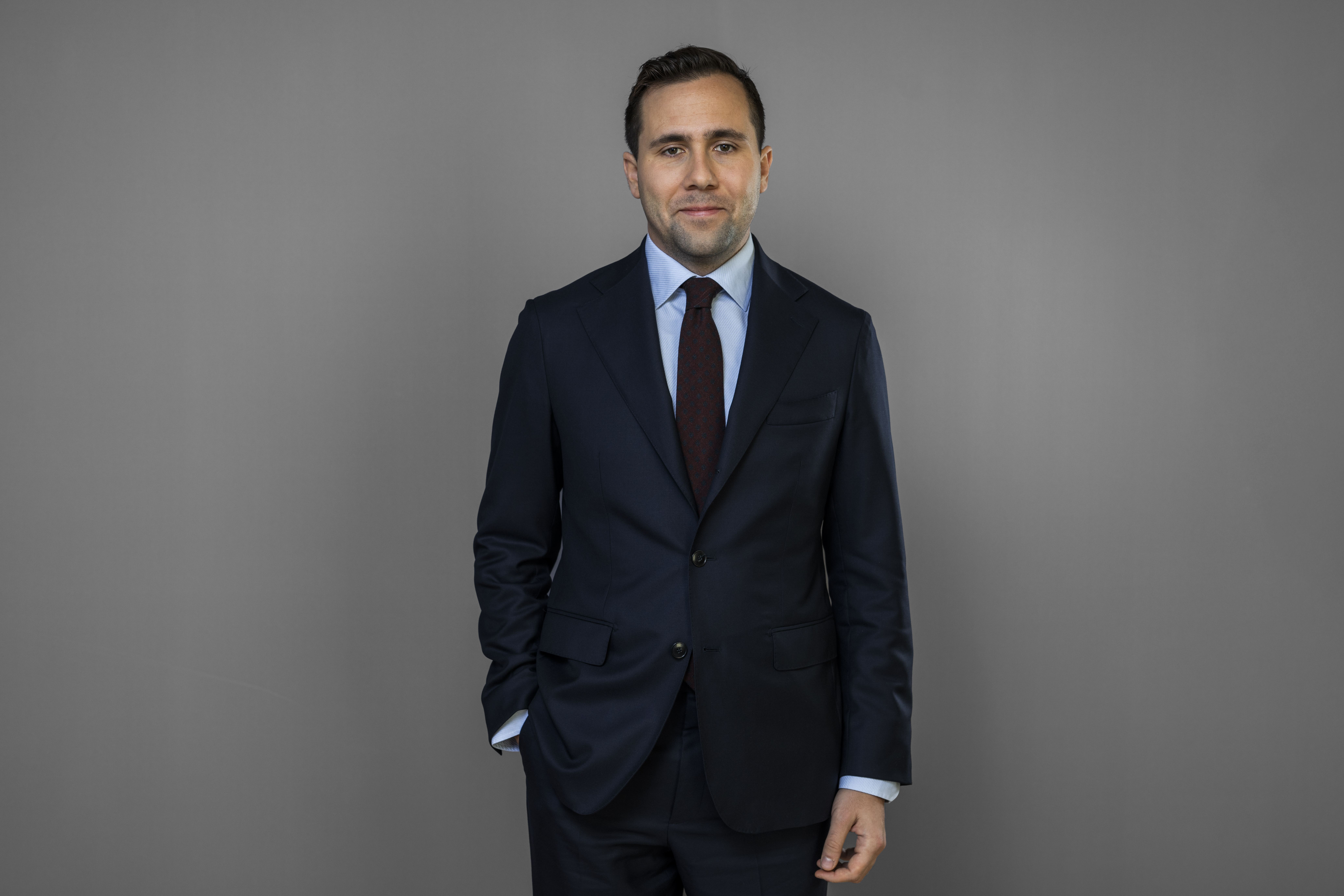 Leende man i mörkblå kostym