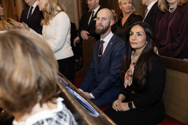Minister för civilt försvar Carl-Oskar Bohlin och kulturminister Parisa Liljestrand vid minneshögtid i stora synagogan. I bakgrunden äldre- och socialförsäkringsminister Anna Tenje, och infrastruktur- och bostadsminister Andreas Carlson.