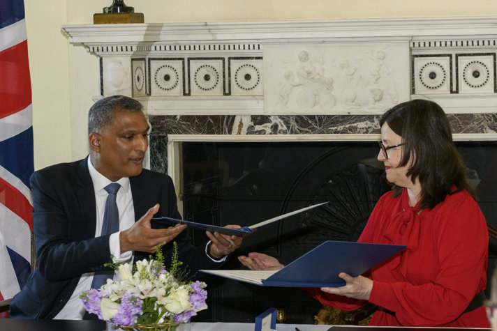 Utbildningsminister Anna Ekström och Lord Kamall, Storbritanniens minister för teknologi, innovation och life science,  signerar ett samförståndsavtal.