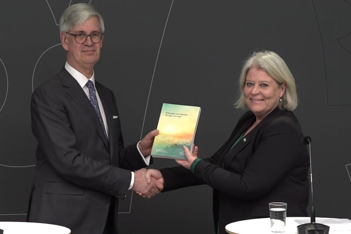 Camilla Waltersson Grönvall tar emot slutbetänkandet av den särskilde utredaren Anders Hagsgård.