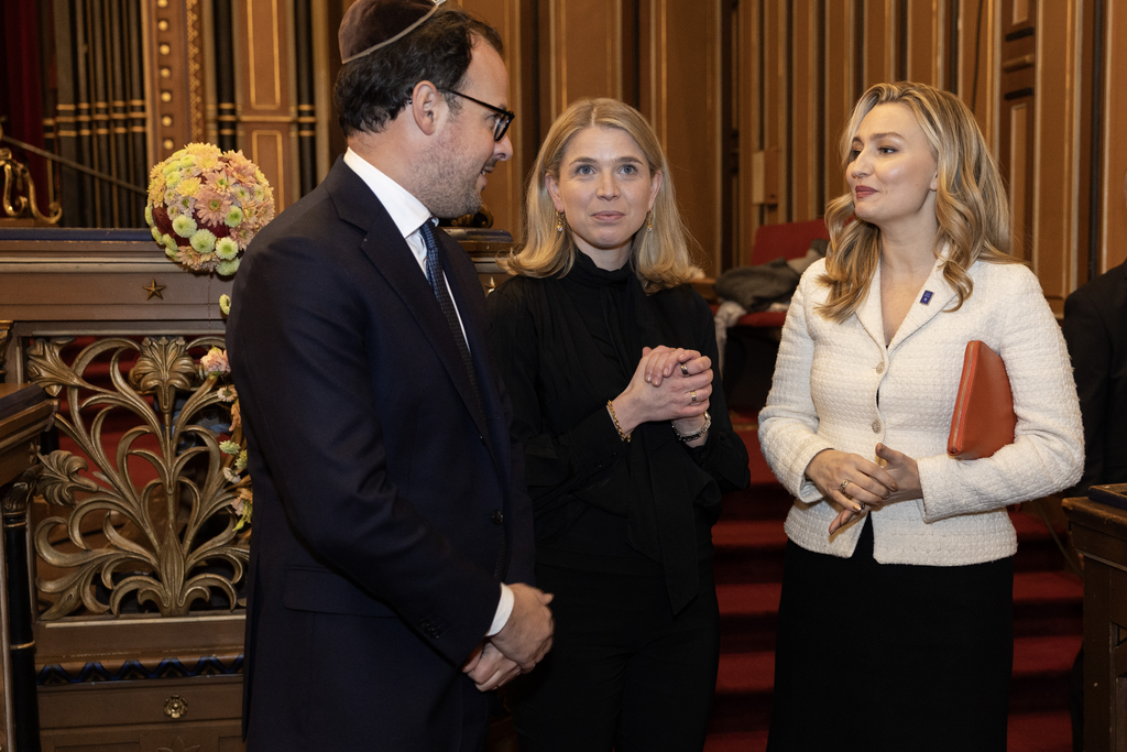EU-minister Jessica Rosencrantz och Ebba Busch, Energi- och närings­minister samt vice stats­minister i Stora Synagogan i samband med minnesceremonin för att hedra Förintelsens offer.
