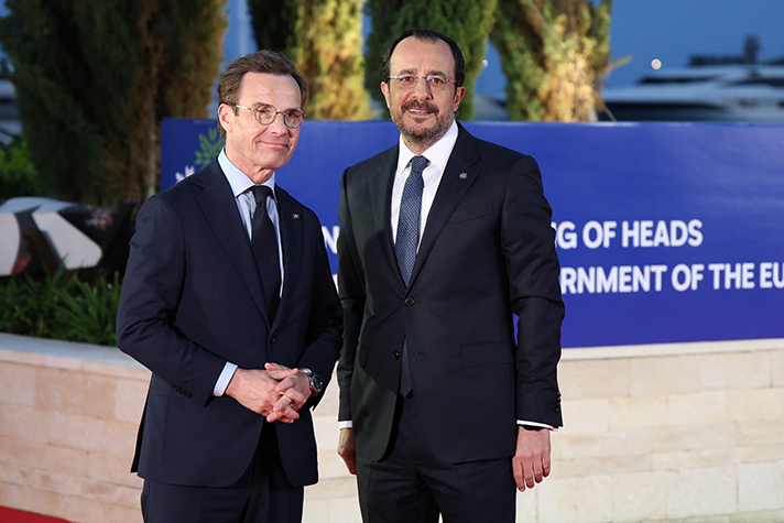 Ulf Kristersson och Nikos Christodoulides står bredvid varandra utomhus..