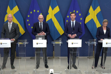 De medverkande står vid var sin talarpulpet.
