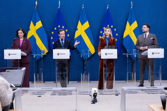 De fyra medverkande står bakom var sin talarstol.