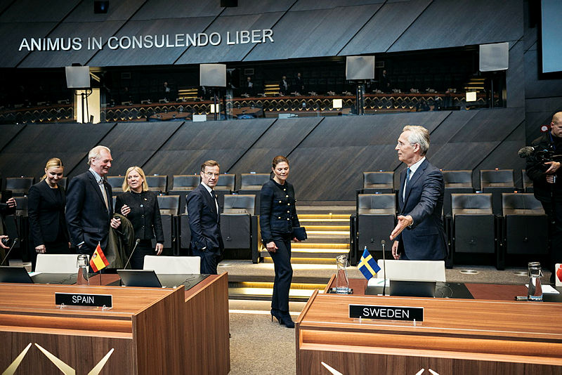 Statsminister Ulf Kristersson, H.K.H. Kronprinsessan Victoria, energi- och näringsminister Ebba Busch, ambassadör Axel Wernhoff, Socialdemokraternas partiledare Magdalena Andersson och Natos generalsekreterare Jens Stoltenberg i Natos högkvarter i Bryssel.