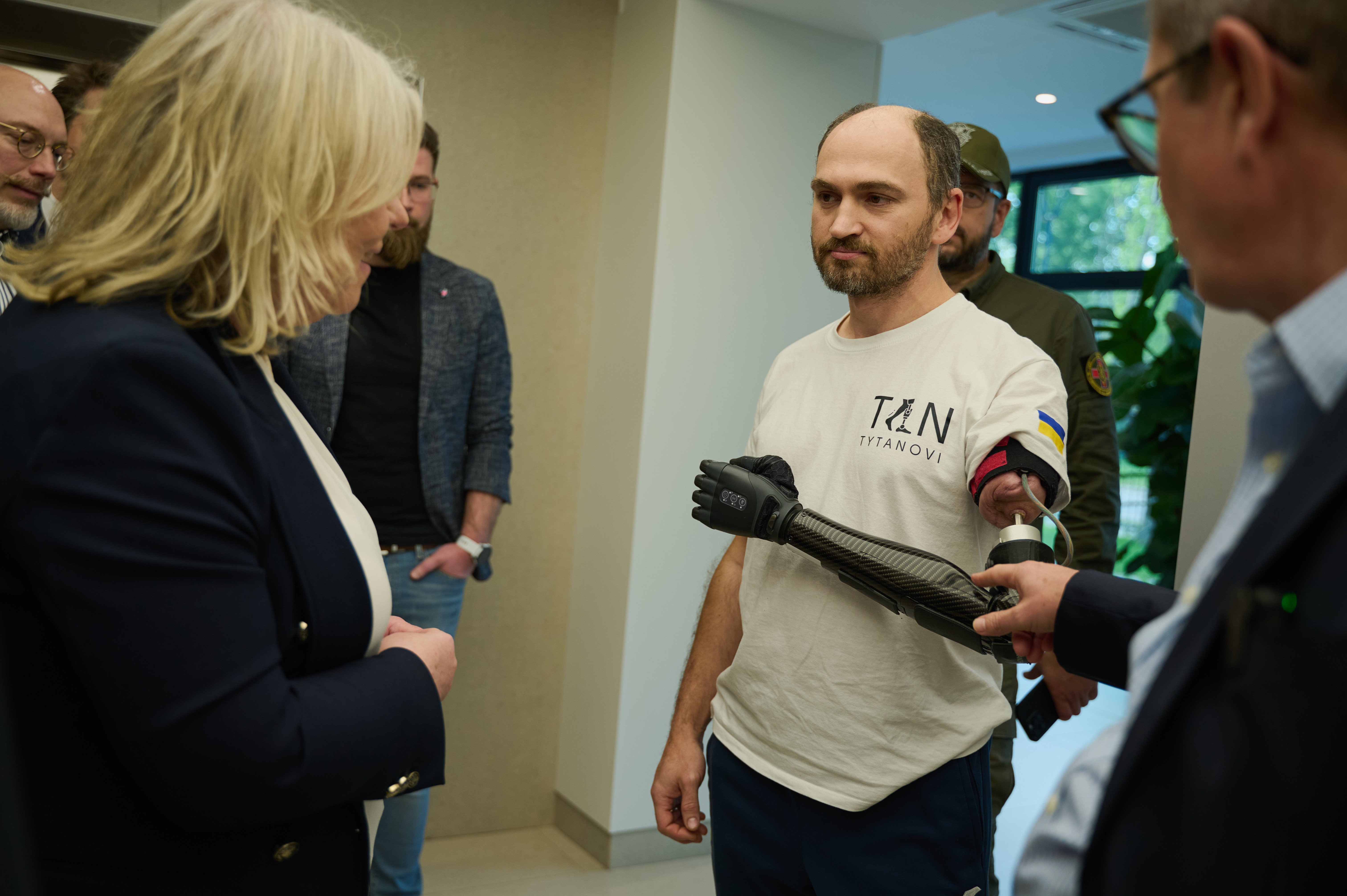 Under sitt besök i Ukraina besökte socialtjänstministern bland annat Mirium-kliniken, där hon träffade den svenske läkaren Richard Brånemark som utvecklat en särskild form av proteser som kan används vid krigsskaderelaterad amputationsvård. 