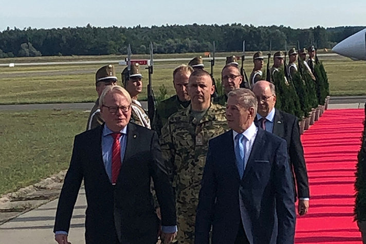 Försvarsminister Peter Hultqvist går tillsammans med sin ungerske försvarsministerkollega Tibor Benkö utomhus på Budapest flygplats.