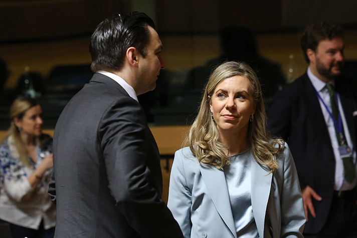 Jessica Rosencrantz pratar med kollegor i mötesrummet.