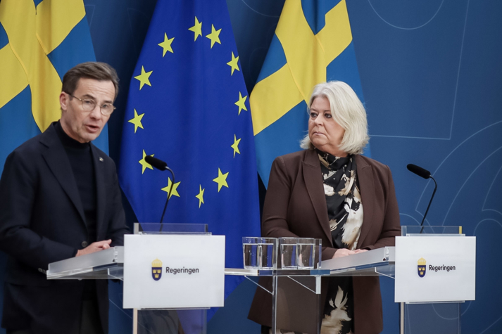 Ulf Kristersson och Camilla Waltersson Grönvall bakom varsin talarstol i regeringens pressrum.