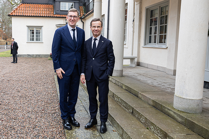 Kristen Michal och Ulf Kristersson står bredvid varandra på trappan till Harpsund.