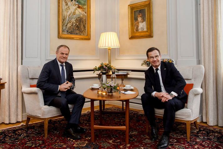 Polens premiärminister Donald Tusk och statsminister Ulf Kristersson i samtal i varsin stol.