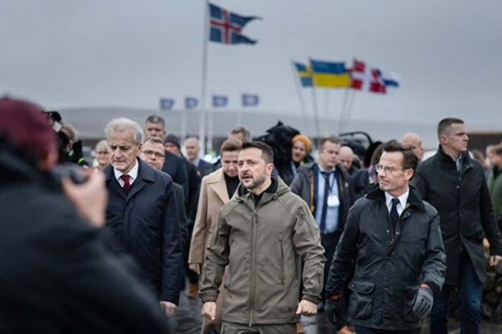 Volodymyr Zelenskyj går bredvid statsminister Ulf Kristersson.