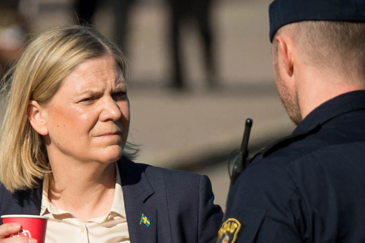 Statsminister Magdalena Andersson samtalar med en polis