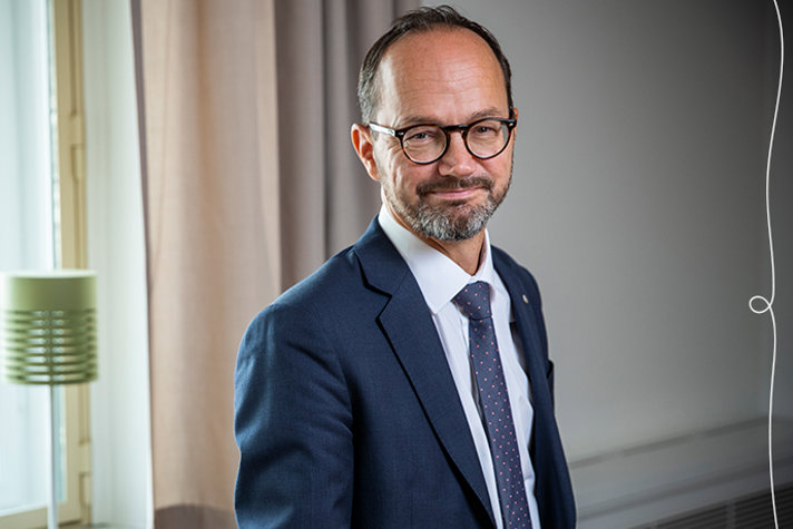 Porträttfoto på infrastrukturminister Tomas Eneroth som är ordförande i Elektrifieringskommissionen.