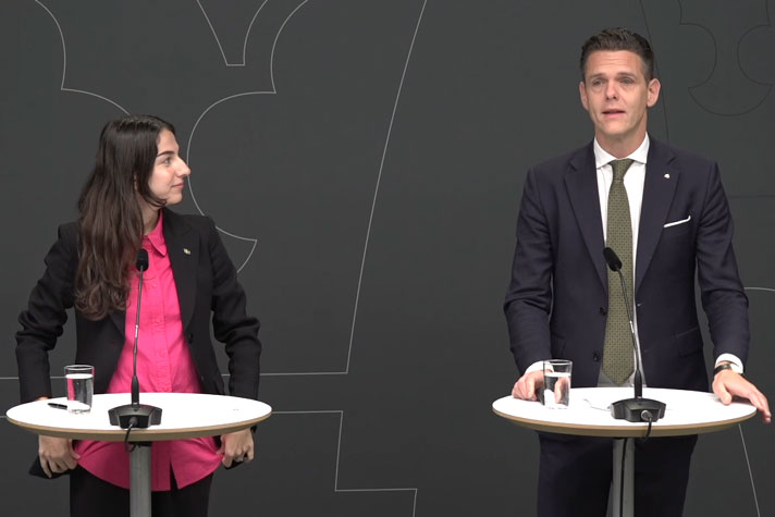 Klimat- och miljöminister Romina Pourmokhtari  och Miljömålsberedningens ordförande Christofer Fjellner avbildade i halvfigur vid var sin talarpulpet.