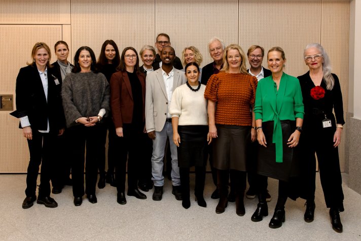 Kulturminister Parisa Liljestrand och skolminister Lotta Edholm med rådet för Ett läsande land.