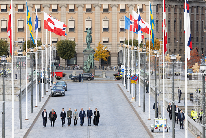 De nordiska statsministrarna och regeringsledarna samt Ursula von der Leyen går över Norrbron i Stockholm.