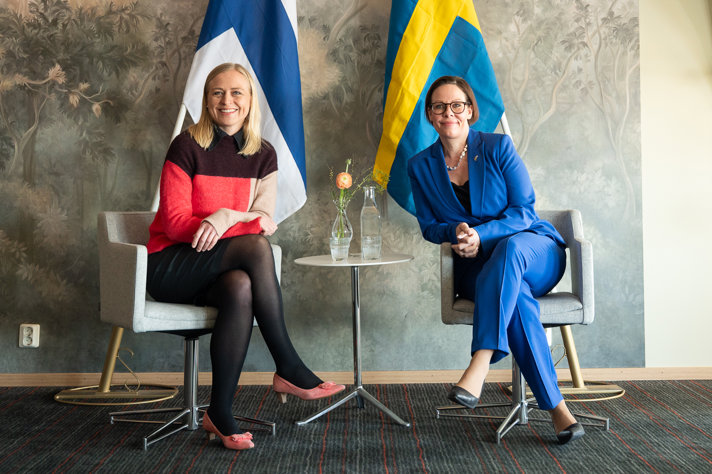 Utrikesminister Maria Malmer Stenergard och utrikesminister Elina Valtonen sitter ner och pratar.