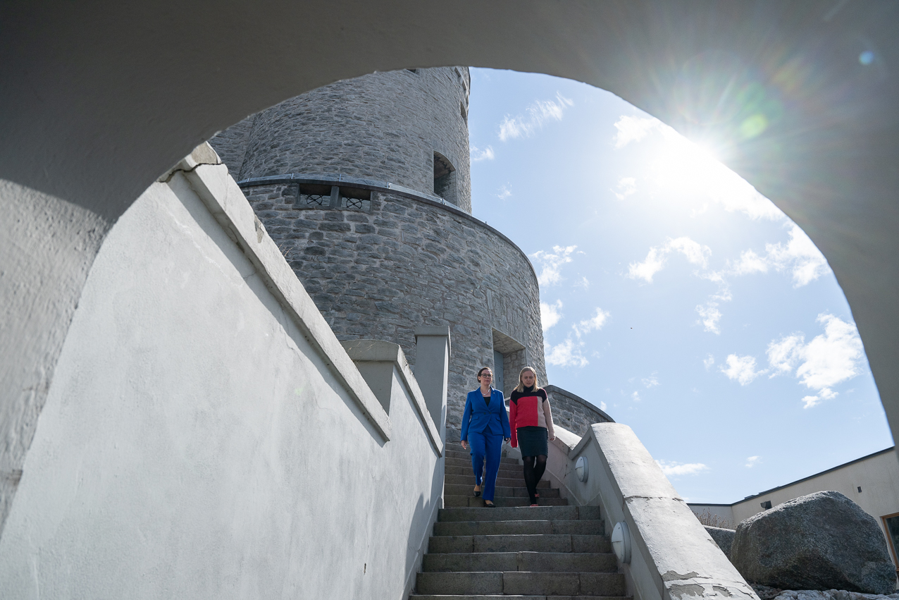 Utrikesminister Maria Malmer Stenergard och utrikesminister Elina Valtonen går i en trappa.