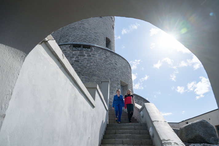 Utrikesminister Maria Malmer Stenergard och utrikesminister Elina Valtonen går i en trappa.