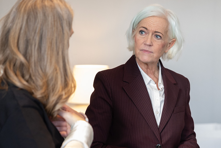 Foto på Acko Ankarberg Johansson som pratar med en kvinna.