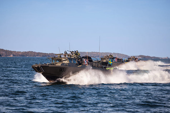 Stridsbåt 90 med soldater åker på vattnet.